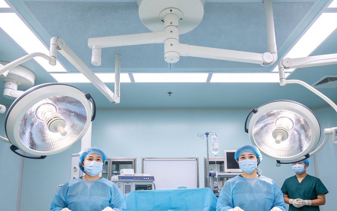 غرفة عمليات مجهزة في مركز العظام والمفاصل